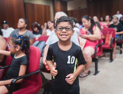Crianças gaúchas recebem óculos do projeto Ver Magia